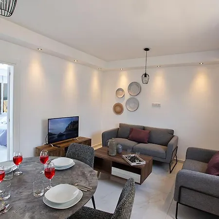 Misia Enas - Modern 2 Bedroom With Sea Views - Close To Square *