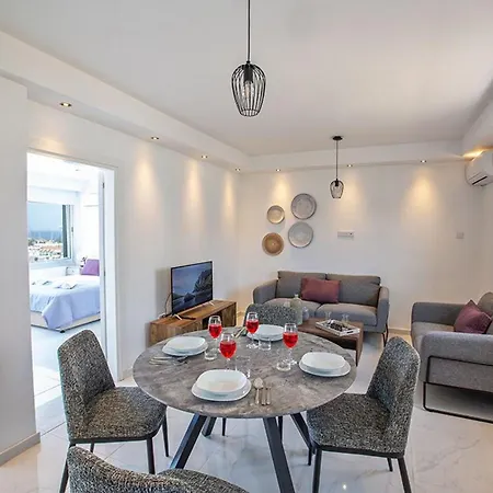 Misia Enas - Modern 2 Bedroom With Sea Views - Close To Square *