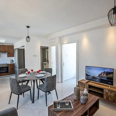 Misia Enas - Modern 2 Bedroom With Sea Views - Close To Square Apartment *